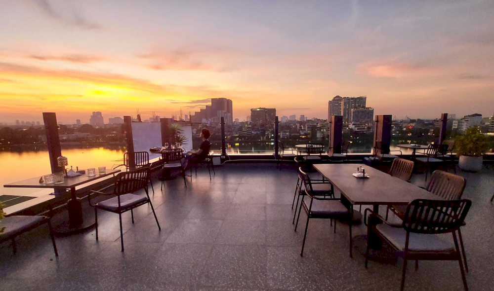 Perfect for those looking for a high-end, tranquil rooftop bar experience